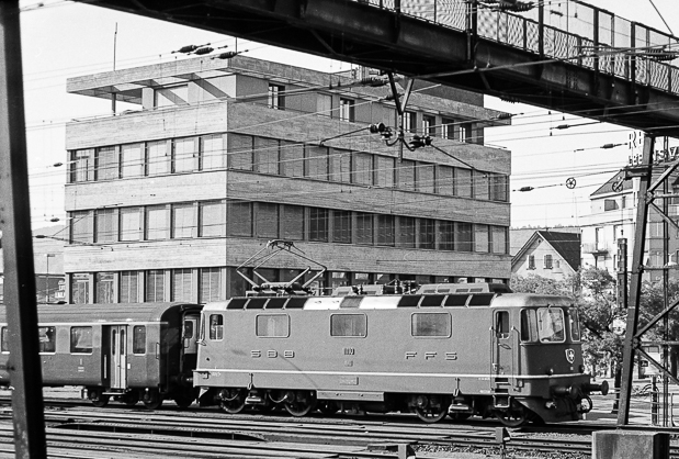 SBB Re 4/4 11110 am 25.6.1972 in Zürich. Foto: Friedhelm Weidelich 