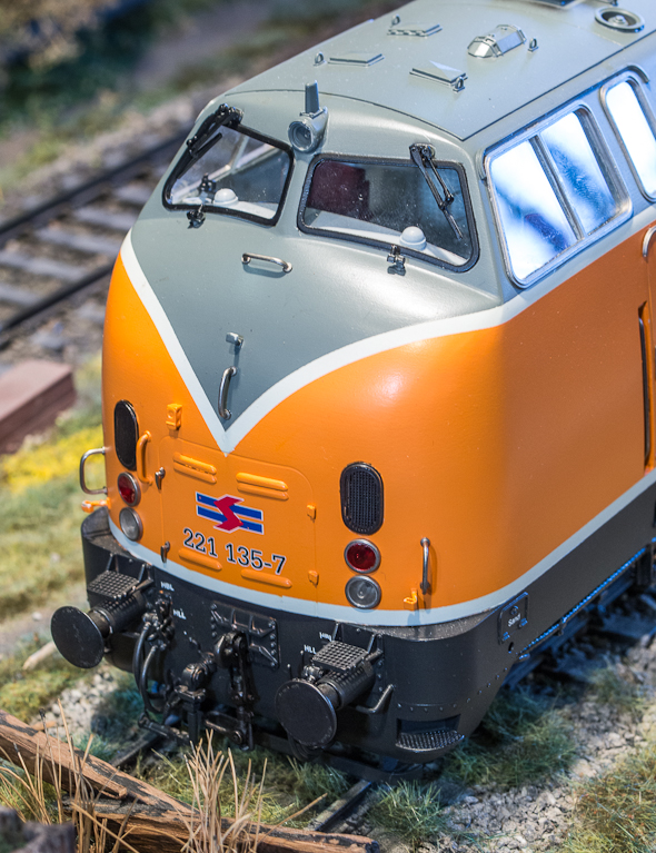 Stirnseite der 221 135 von Fine Models, Foto: Friedhelm Weidelich  