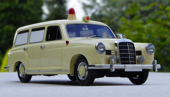 tl_files/bilder/MO-Miniatur/Ponton_Krankenwagen_02 127_0112.jpg