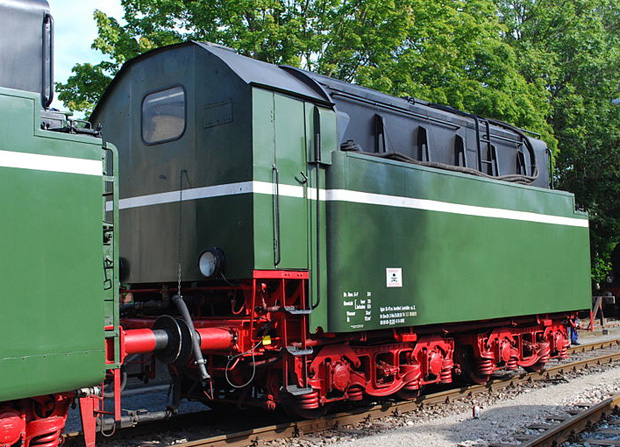 tl_files/bilder/Spur1-Exklusiv/800px-DR_streamlined_22T34_tender_(8390678530).jpg