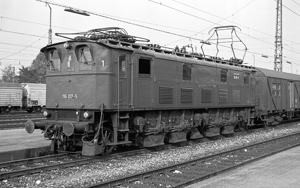 116 017-5 am 26.8.1968 in Rosenheim. Foto: Friedhelm Weidelich