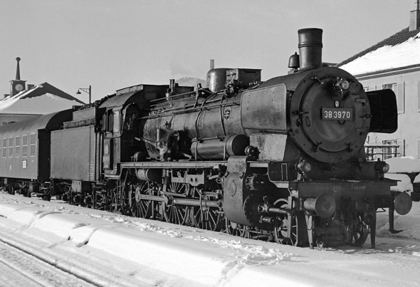 38 3970 vom Bw Tübingen 1969 in Ebingen. Foto: Friedhelm Weidelich