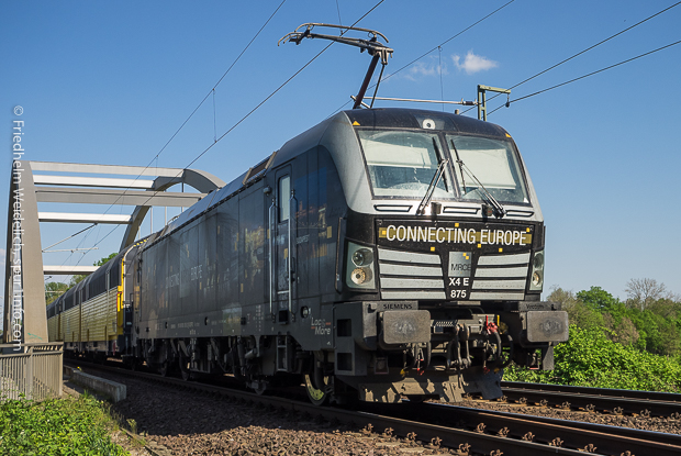 Siemens Vectron von MRCE überquert am 9.5.2016 den Mittellandkanal in Hannover. Foto: Friedhelm Weidelich, www.spur1info.com