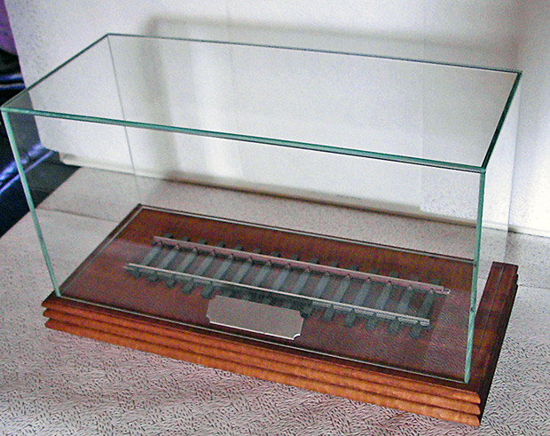 Echtholzvitrine für Spur 1 von Gröller. Foto: Gröller