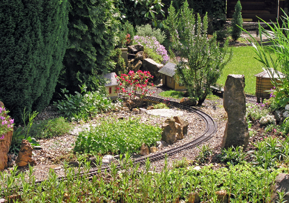 Bögen machen eine Gartenbahn interessanter 