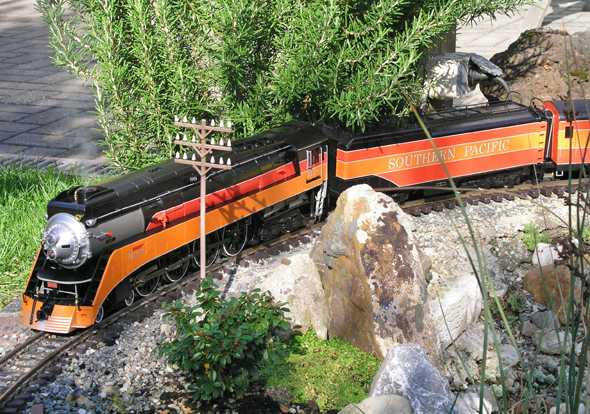 GS4 der SP von MTH in 1:32 auf einer Gartenbahn